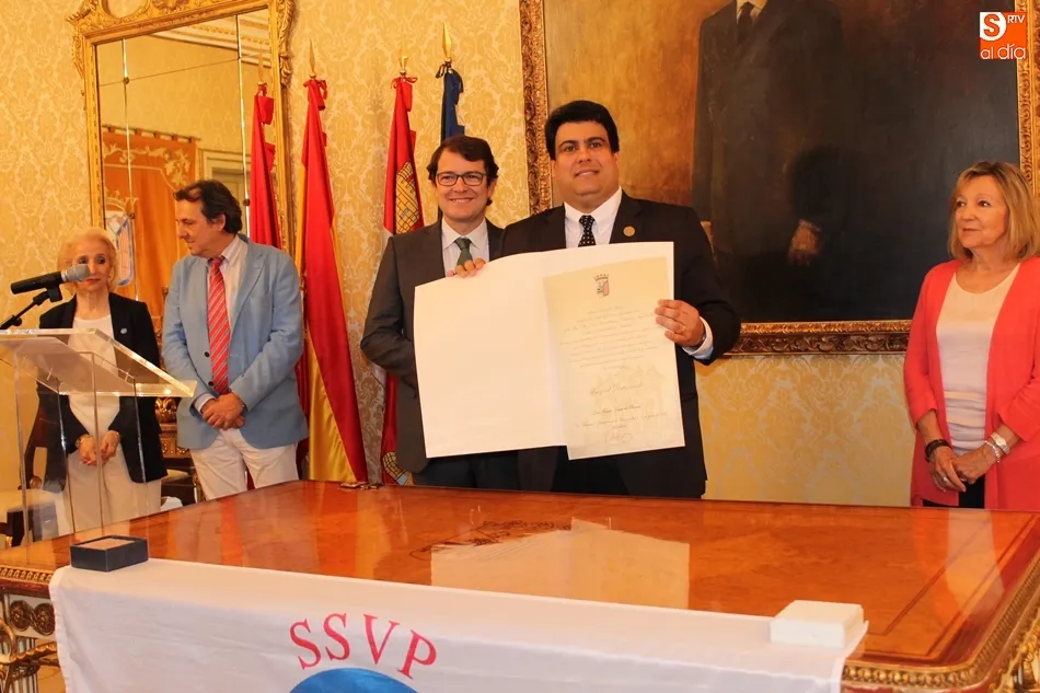 Foto 2 - El presidente de la Sociedad de San Vicente de Pa&uacute;l nombrado Hu&eacute;sped Distinguido de Salamanca