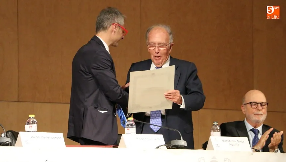Marcelino Oreja recibía de manos de Ricardo Rivero, rector de la Usal, el título de embajador del VIII Centenario / CORRAL