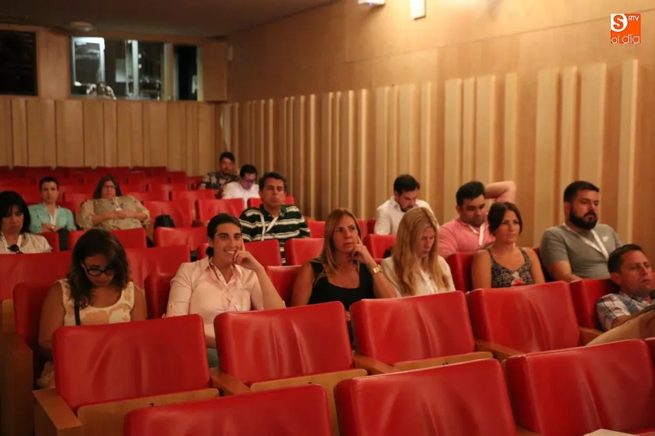 Foto 7 - Marcelino Oreja recibe el t&iacute;tulo de embajador del VIII Centenario de la Usal