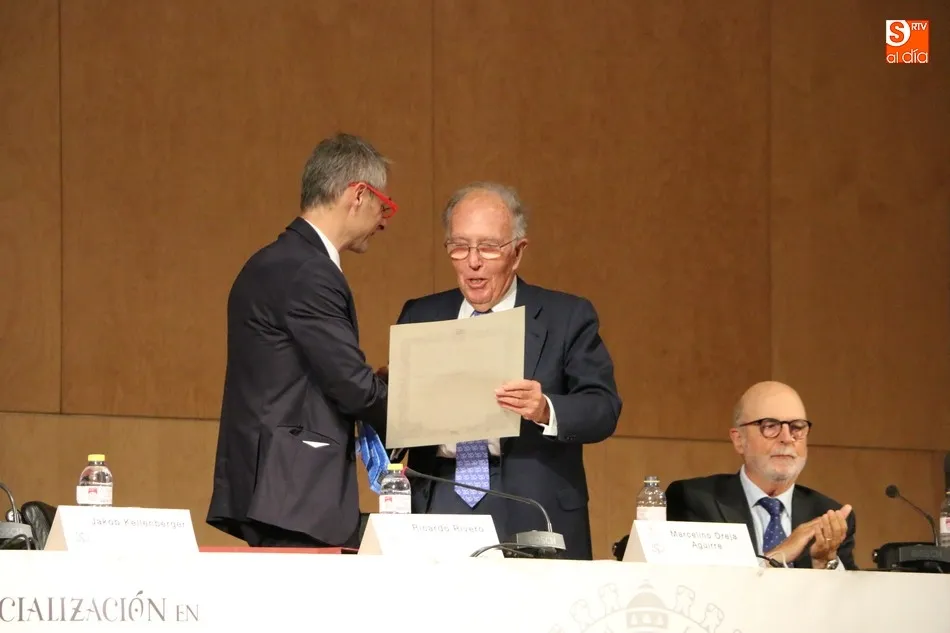 Foto 5 - Marcelino Oreja recibe el t&iacute;tulo de embajador del VIII Centenario de la Usal