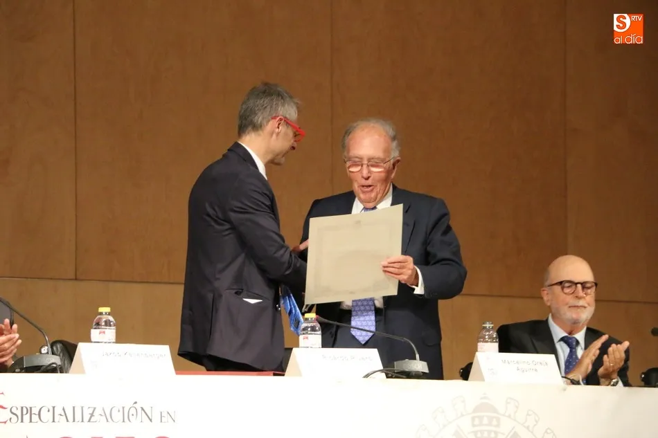 Foto 3 - Marcelino Oreja recibe el t&iacute;tulo de embajador del VIII Centenario de la Usal
