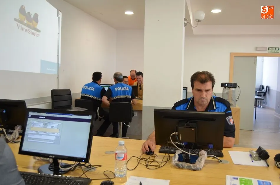 Foto 6 - Se imparte en B&eacute;jar un curso dirigido a la actualizaci&oacute;n inform&aacute;tica de La Polic&iacute;a Municipal   