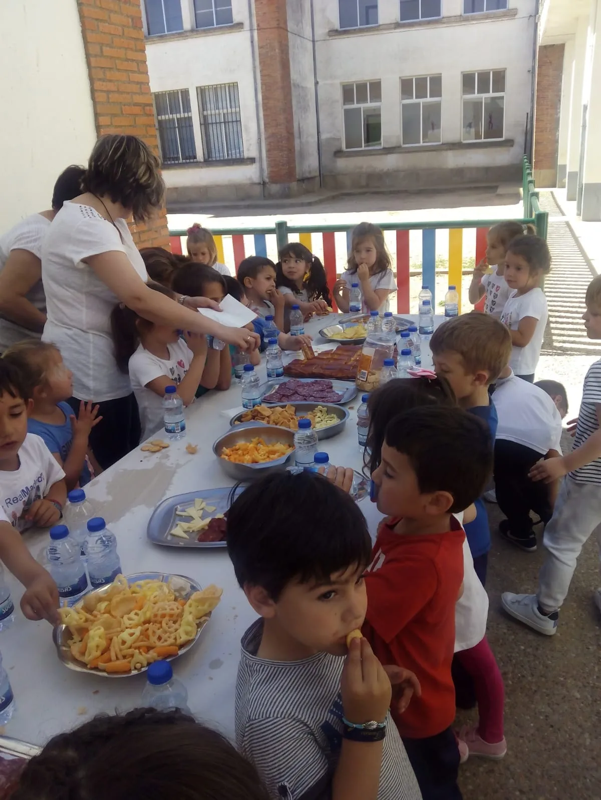 Foto 3 - Animada despedida del curso para los alumnos del CEIP Manuel Moreno Blanco  