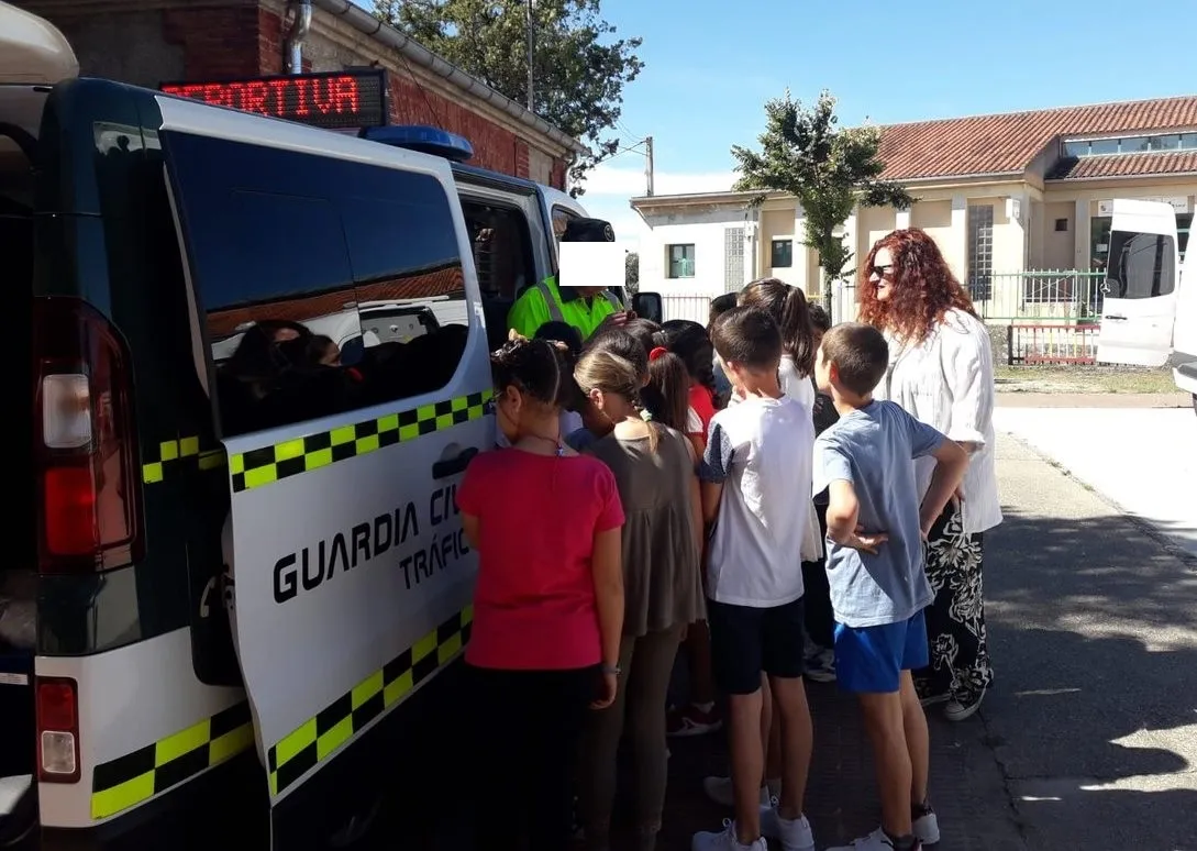 Foto 6 - Completa ma&ntilde;ana en el CRA Campo de Arga&ntilde;&aacute;n con la visita de la Guardia Civil y una carrera...
