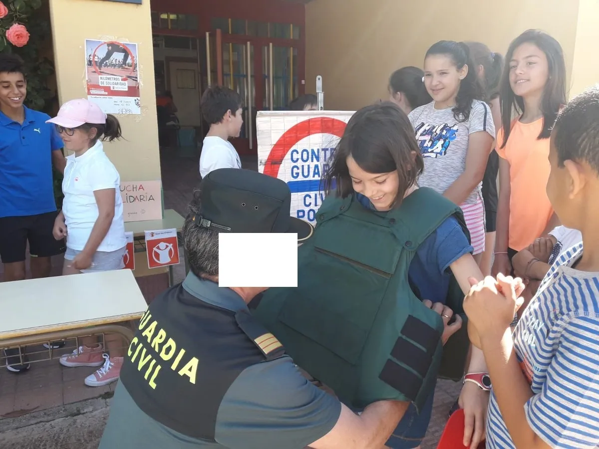 Foto 5 - Completa ma&ntilde;ana en el CRA Campo de Arga&ntilde;&aacute;n con la visita de la Guardia Civil y una carrera...
