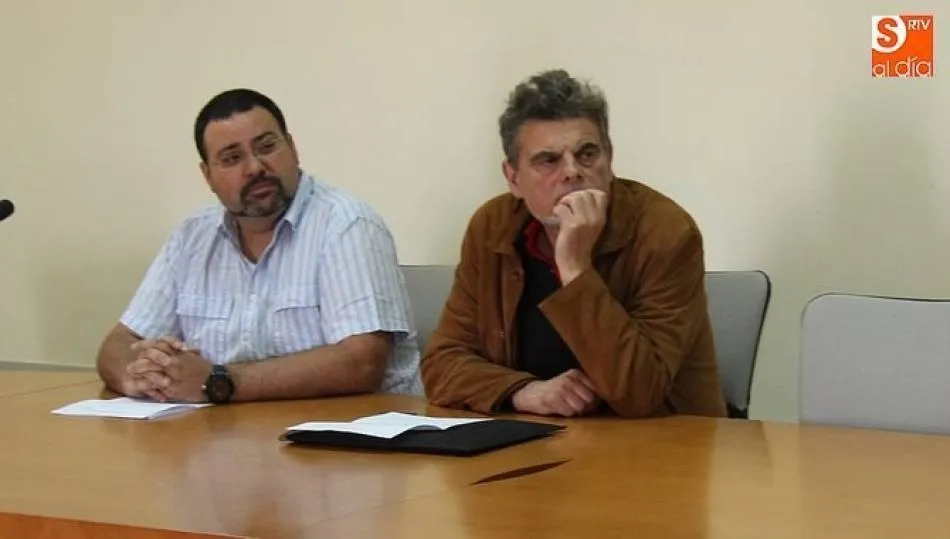 A la derecha, el portavoz de Villarino y Cabeza, Javier Sendín