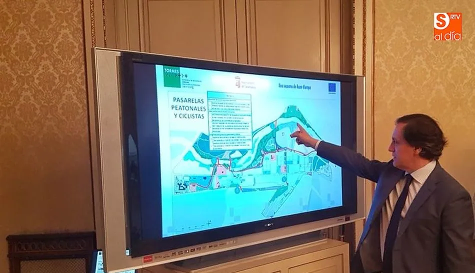 El concejal de Fomento, Carlos García Carbayo, explica los cinco proyectos vinculados al Tormes