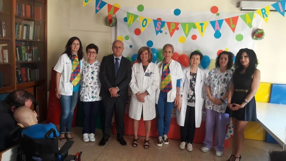 Foto 3 - Ni&ntilde;os y familiares comparten la fiesta de fin de curso del Aula Hospitalaria  