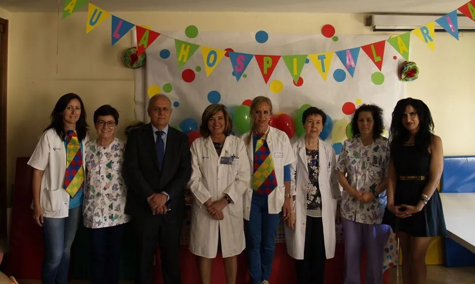 Foto 2 - Ni&ntilde;os y familiares comparten la fiesta de fin de curso del Aula Hospitalaria  