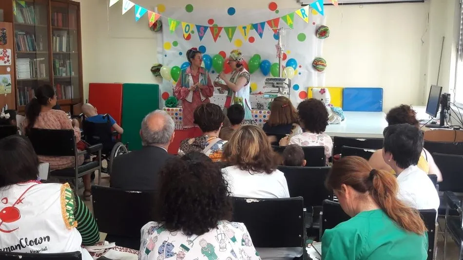 Los pequeños han disfrutado de la actuación de Salamanca Clown Payasos de Hospital