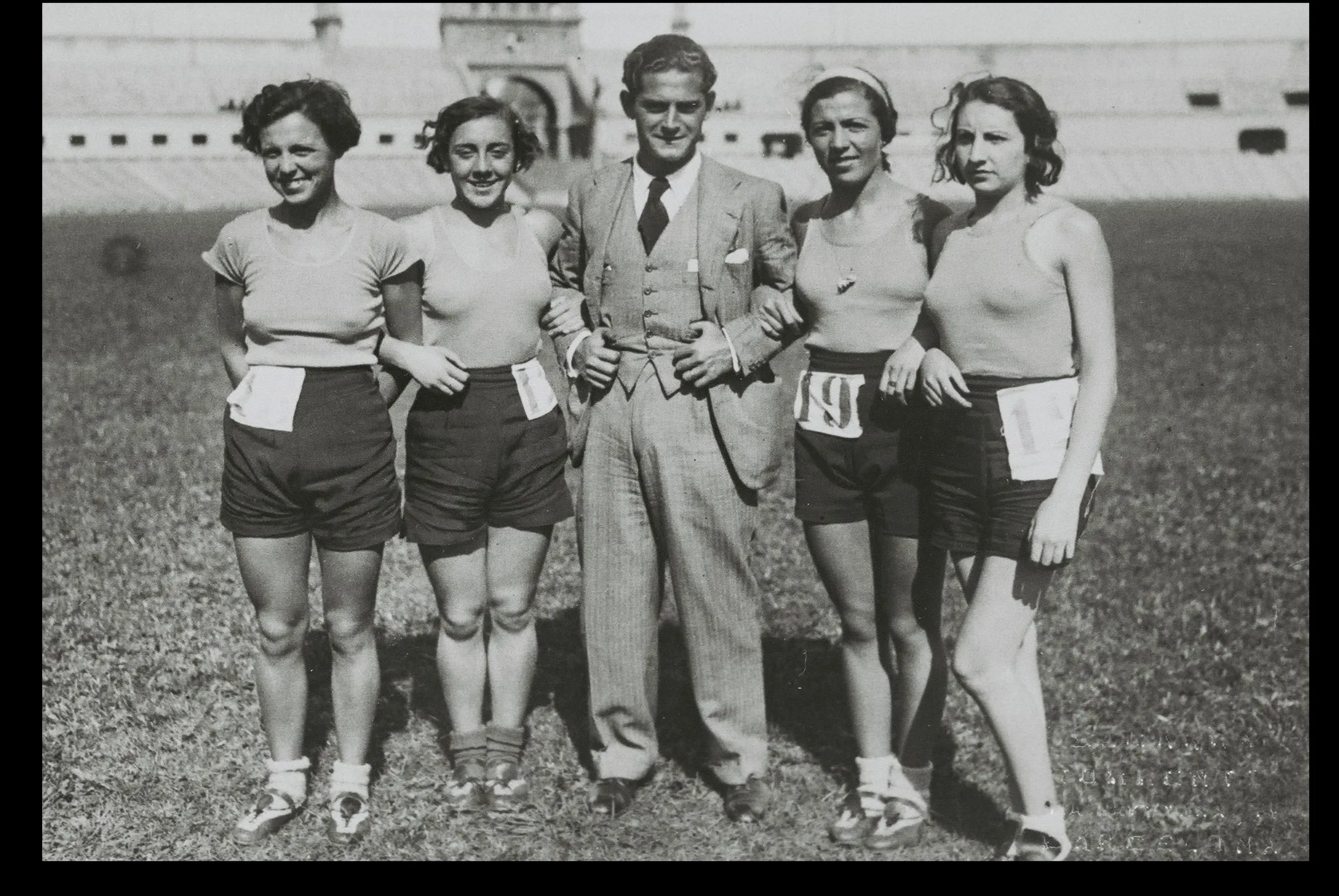 Foto 2 - Mujeres en camisetas de tirantes  