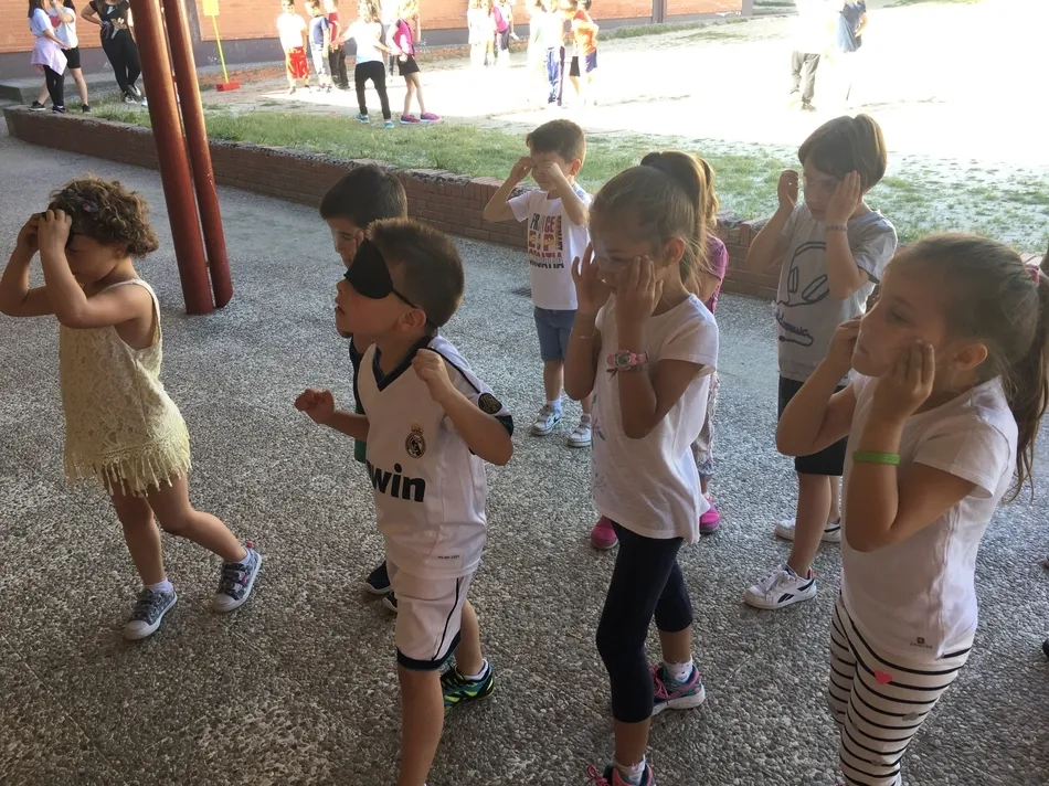 Foto 3 - Los alumnos del Colegio Mir&oacute;briga se meten en la piel de personas con di-capacidad  