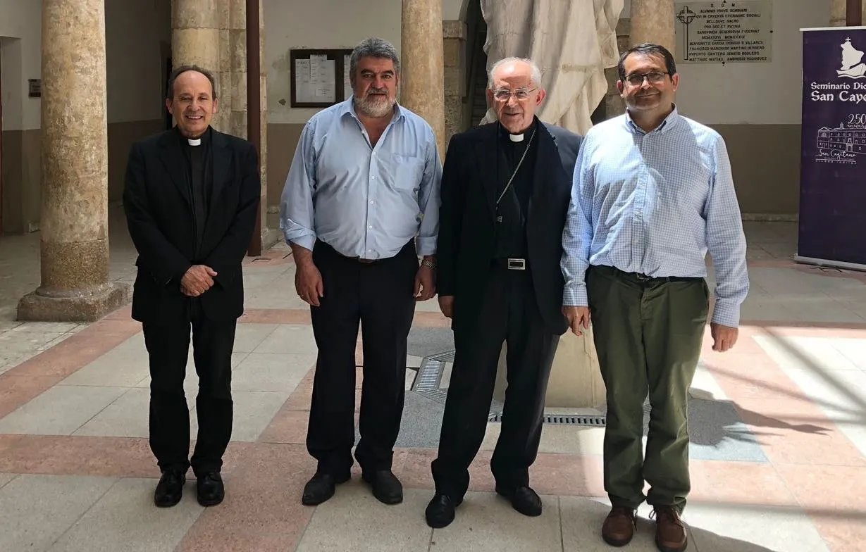 El Administrador Apostólico de la Diócesis mantiene un encuentro informal con el alcalde  