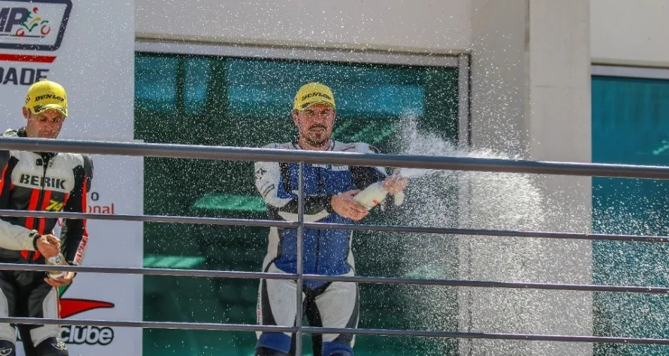 Merchan en el podium del circuito de Portimao