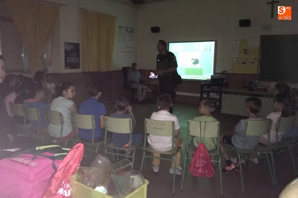 Foto 4 - Los alumnos del CRA R&iacute;o Yeltes reciben a unas charlas sobre acoso escolar, Internet e igualdad de...