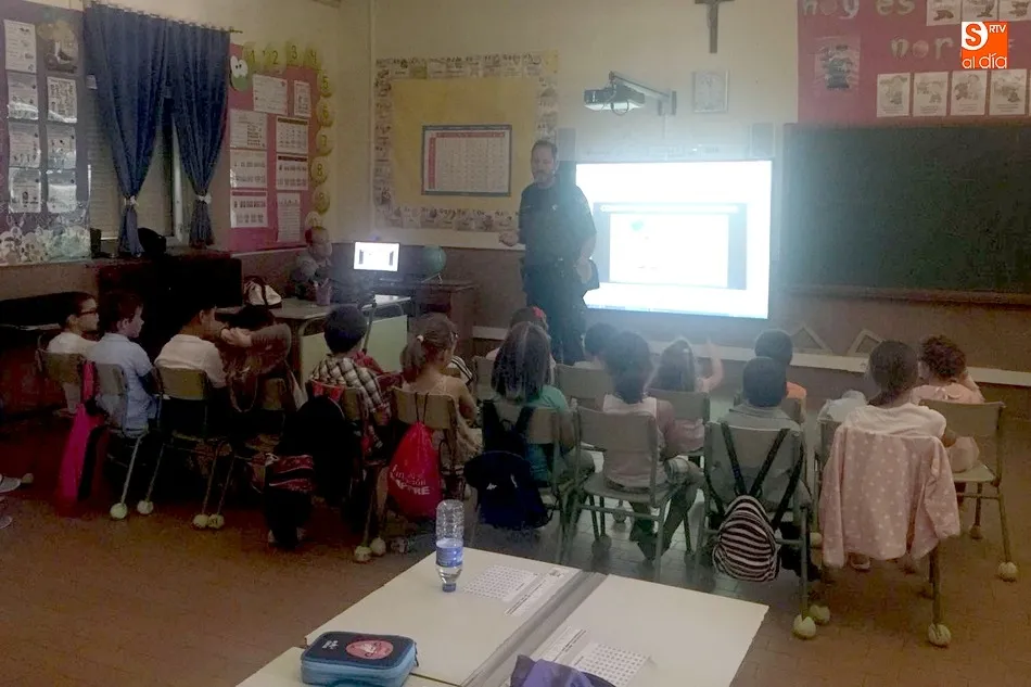 Foto 3 - Los alumnos del CRA R&iacute;o Yeltes reciben a unas charlas sobre acoso escolar, Internet e igualdad de...