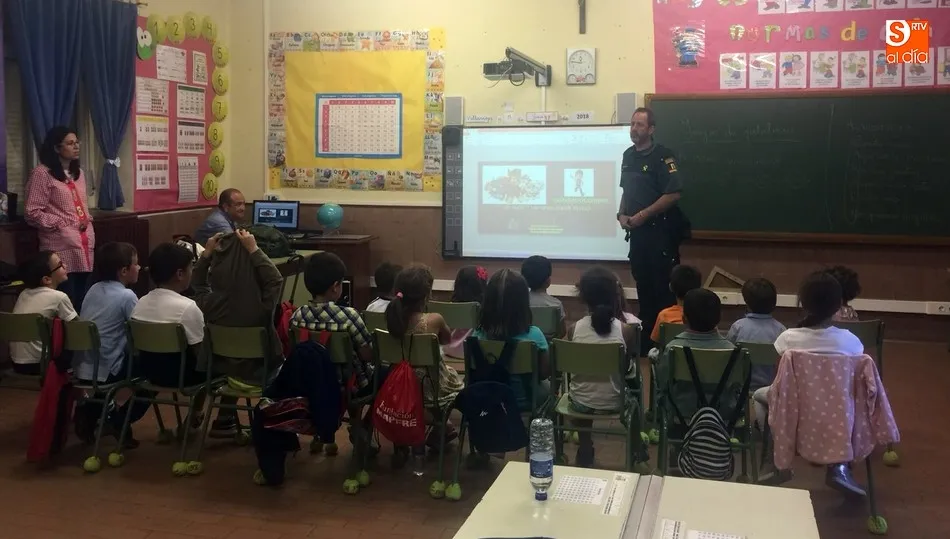 Foto 2 - Los alumnos del CRA R&iacute;o Yeltes reciben a unas charlas sobre acoso escolar, Internet e igualdad de...