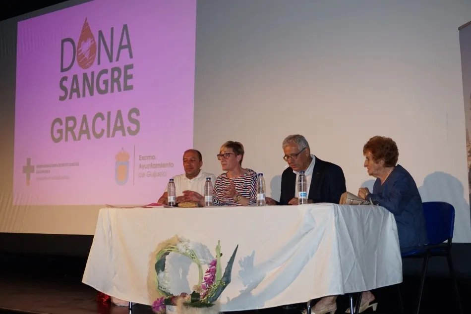 Foto 2 - Homenaje a los donantes de sangre mas solidarios de la villa