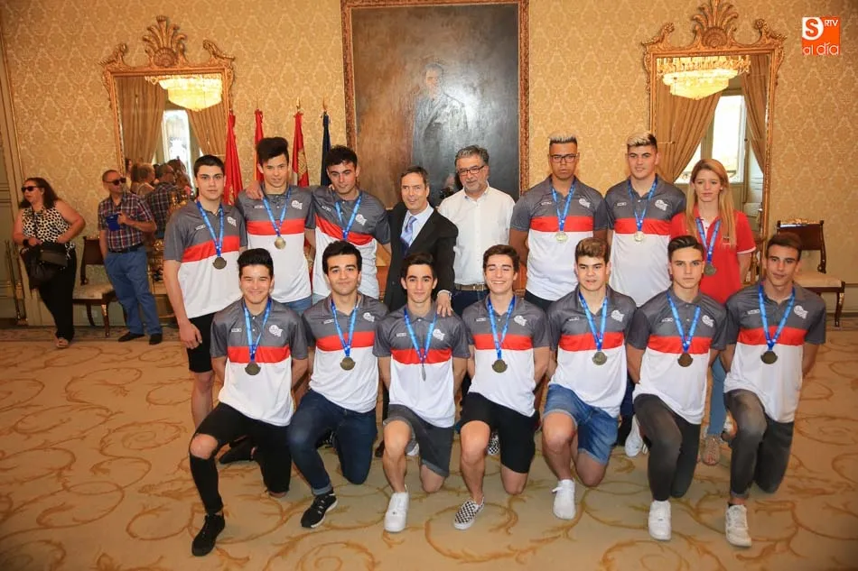 Foto 6 - Homenaje&nbsp;del Ayuntamiento a los jugadores del CB&nbsp;Tormes&nbsp;con motivo de sus &eacute;xitos  
