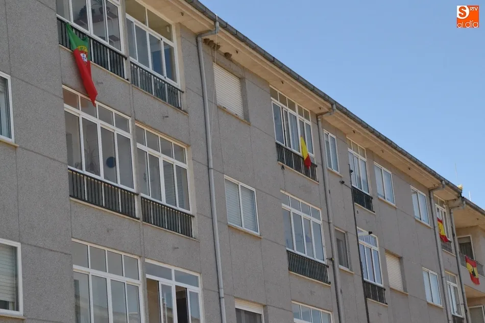 Foto 4 - El Mundial saca a los balcones banderas de Espa&ntilde;a, Portugal y&hellip; Senegal  