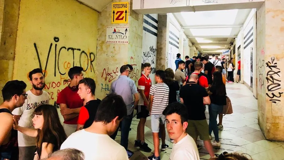 Afición del Salmantino UDS comprando las entradas en la boutique  / Foto: Salmantino TW
