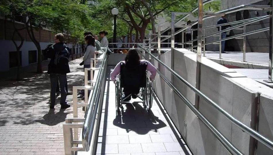 Este nuevo reglamento aborda cuatro ámbitos de actuación: la accesibilidad en los edificios, en los espacios públicos, en el transporte y en la comunicación sensorial