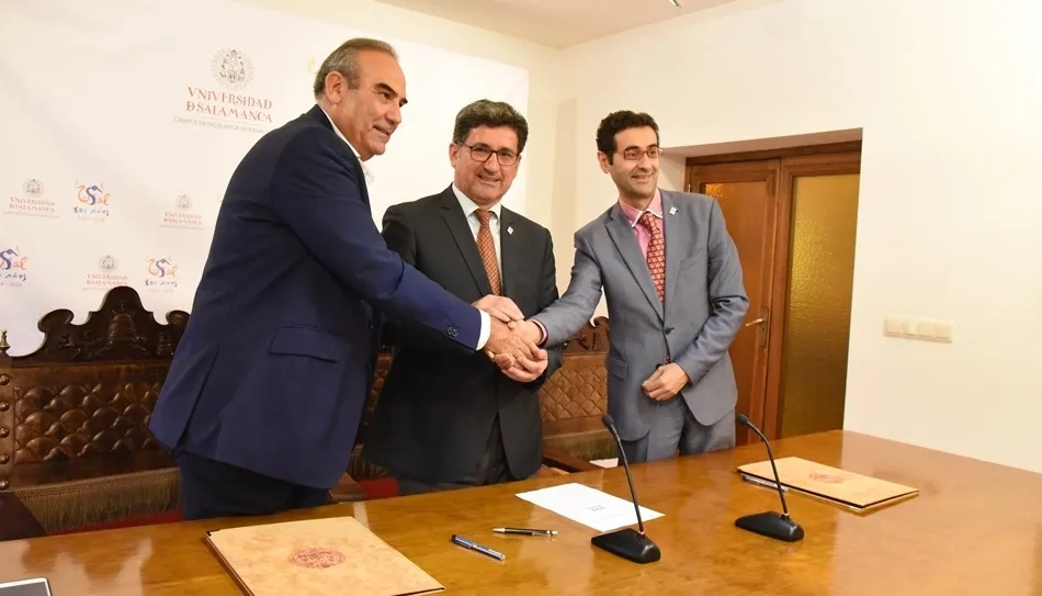	José Luis Artiles, Efrem Yildiz y José Miguel Sánchez Llorente se estrechan la mano tras la firma