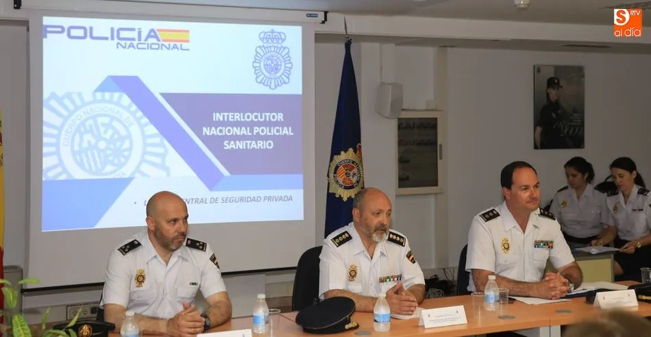 Responsables de la Policía Nacional han mantenido una reunión con profesionales sanitarios. Foto: Alberto Martín
