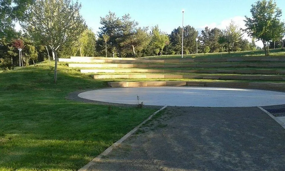 El auditorio está construido en pleno parque de La Dehesa en Guijuelo