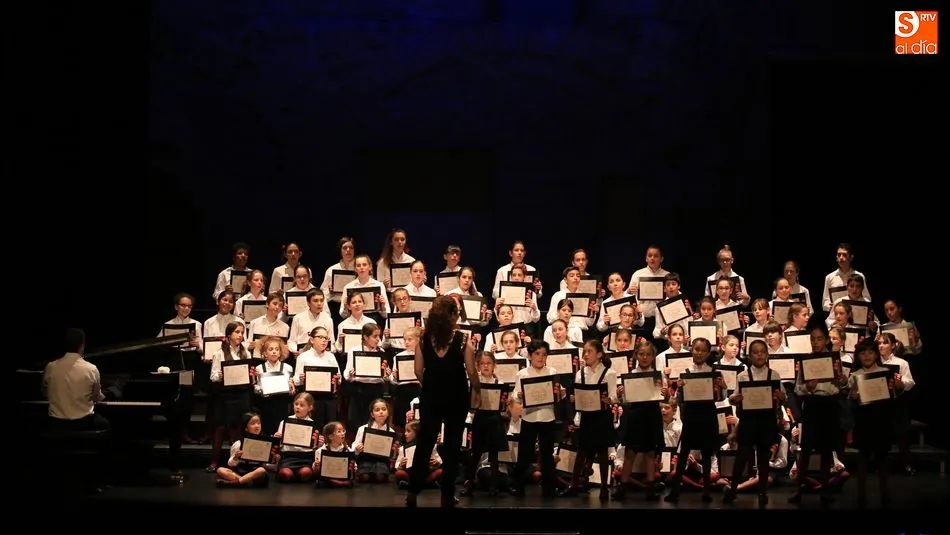 Momento del Precoro y Coro de Niños Ciudad de Salamanca en el escenario del Liceo / Foto: Alberto Martín