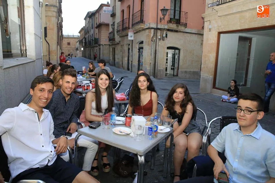 Foto 4 - El segundo partido de la Selecci&oacute;n congrega a cientos de salmantinos en bares y terrazas de la...