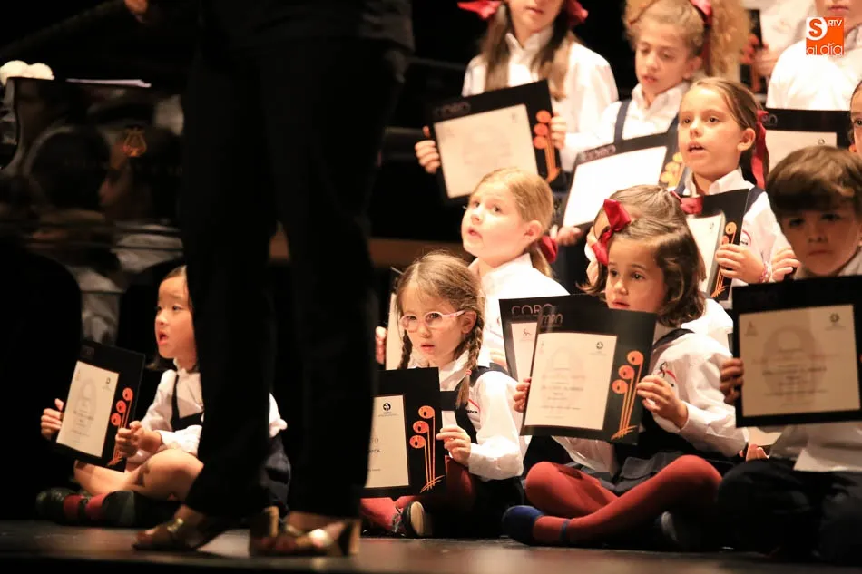 Foto 11 - Los alumnos del Precoro y Coro de Ni&ntilde;os Ciudad de Salamanca reciben sus diplomas  