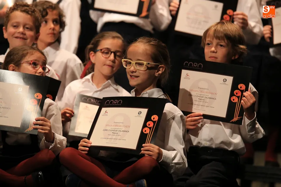 Foto 8 - Los alumnos del Precoro y Coro de Ni&ntilde;os Ciudad de Salamanca reciben sus diplomas  