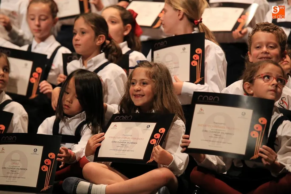 Foto 5 - Los alumnos del Precoro y Coro de Ni&ntilde;os Ciudad de Salamanca reciben sus diplomas  