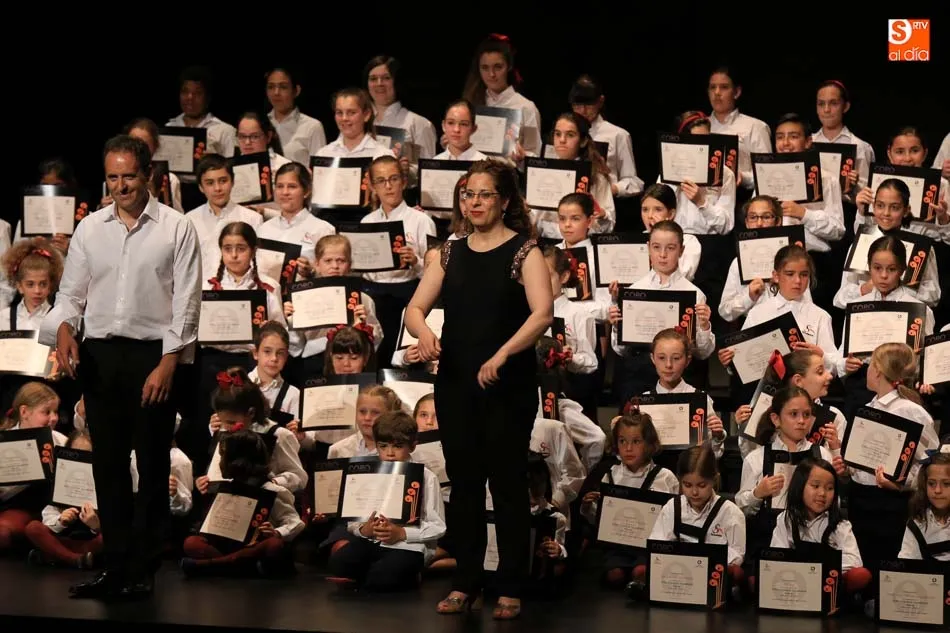 Foto 3 - Los alumnos del Precoro y Coro de Ni&ntilde;os Ciudad de Salamanca reciben sus diplomas  