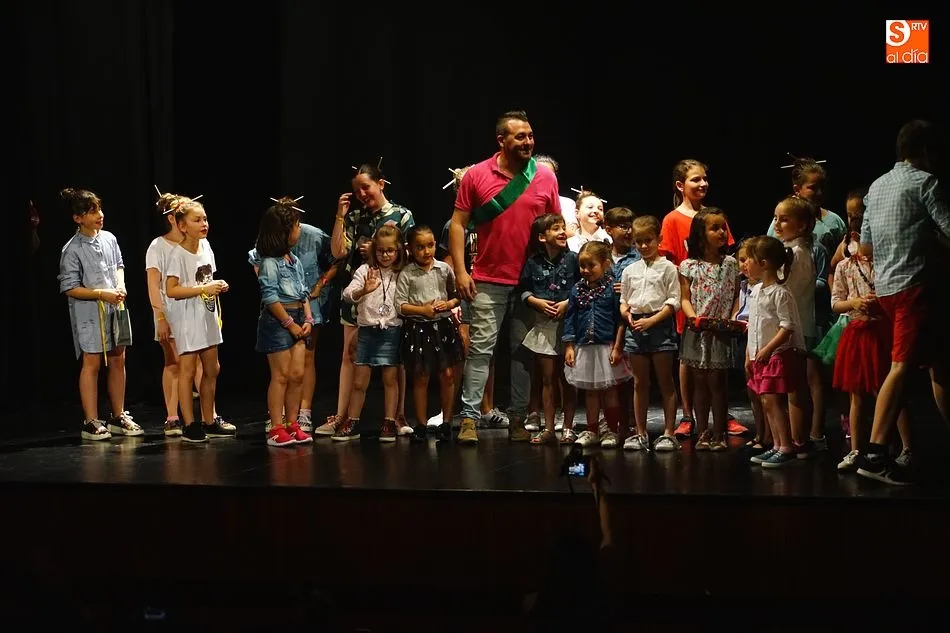 Foto 11 - La Escuela de Baile despide el curso y a su profesor, Julio Pe&ntilde;aloza