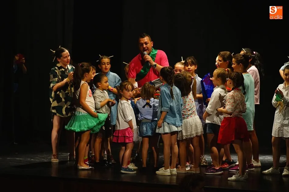 Foto 10 - La Escuela de Baile despide el curso y a su profesor, Julio Pe&ntilde;aloza