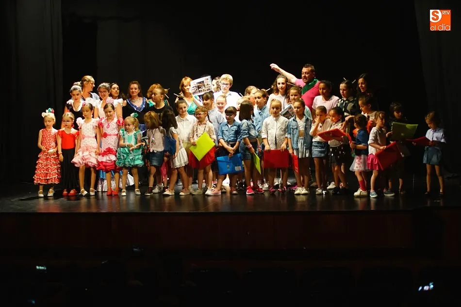 Foto 9 - La Escuela de Baile despide el curso y a su profesor, Julio Pe&ntilde;aloza