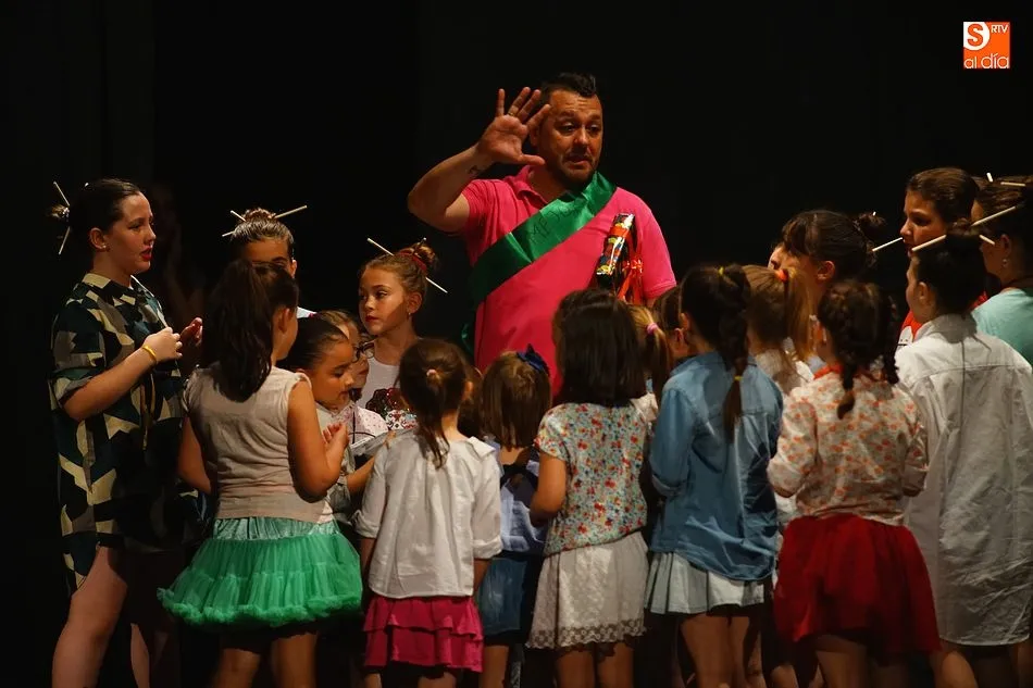 Foto 8 - La Escuela de Baile despide el curso y a su profesor, Julio Pe&ntilde;aloza
