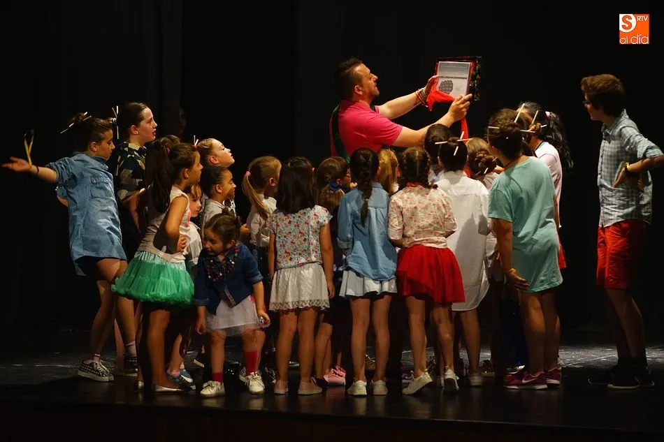 Foto 7 - La Escuela de Baile despide el curso y a su profesor, Julio Pe&ntilde;aloza
