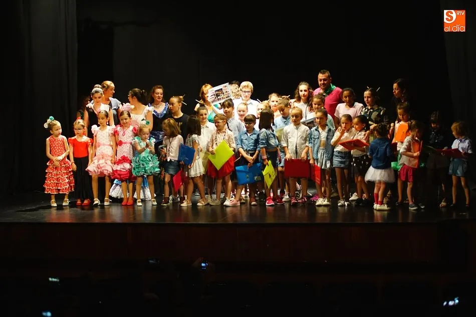 Foto 6 - La Escuela de Baile despide el curso y a su profesor, Julio Pe&ntilde;aloza