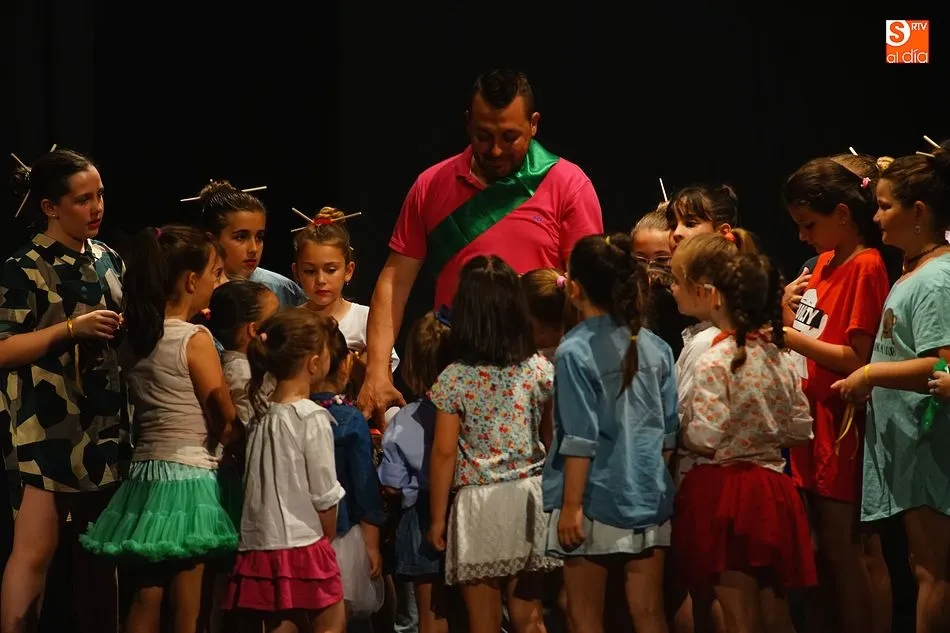 Foto 5 - La Escuela de Baile despide el curso y a su profesor, Julio Pe&ntilde;aloza