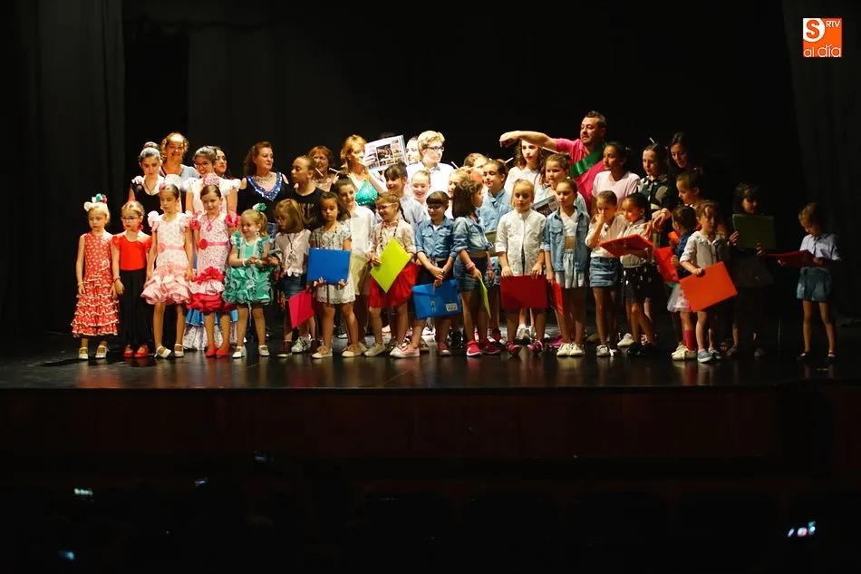 Foto 4 - La Escuela de Baile despide el curso y a su profesor, Julio Pe&ntilde;aloza