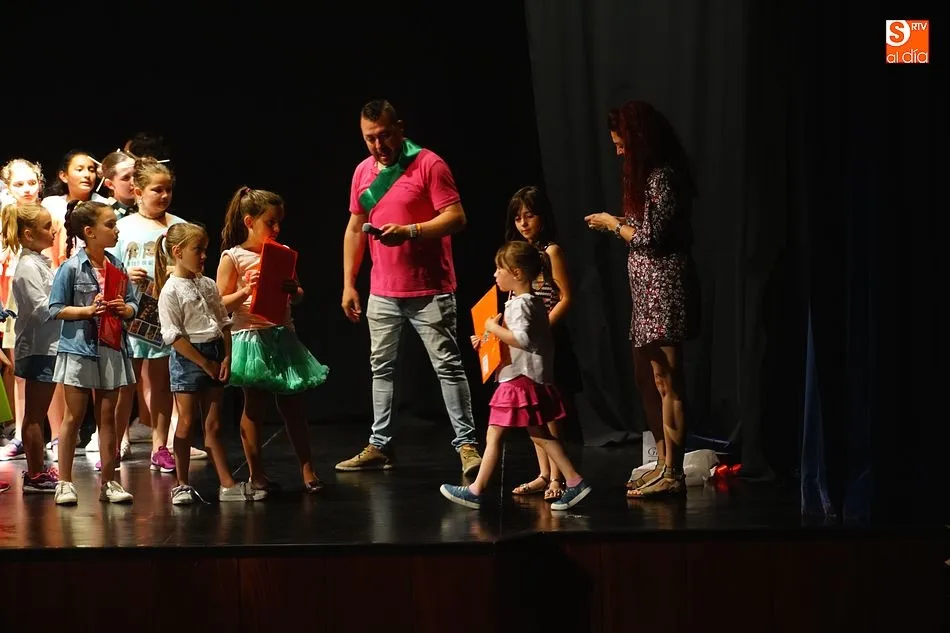 Foto 3 - La Escuela de Baile despide el curso y a su profesor, Julio Pe&ntilde;aloza