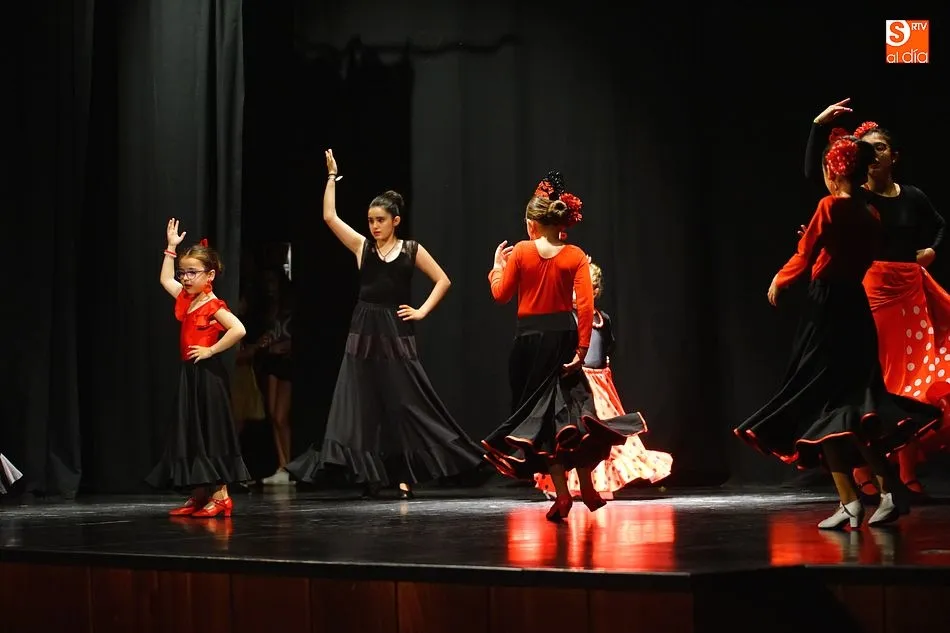 Foto 2 - La Escuela de Baile despide el curso y a su profesor, Julio Pe&ntilde;aloza