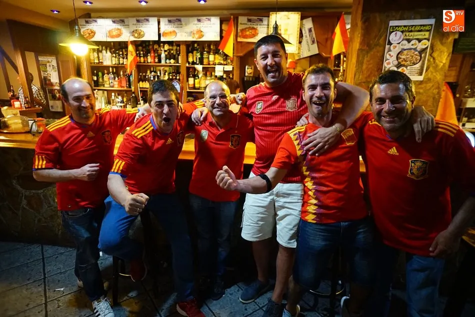 Foto 5 - Los guijuelenses disfrutan con la victoria de la selecci&oacute;n