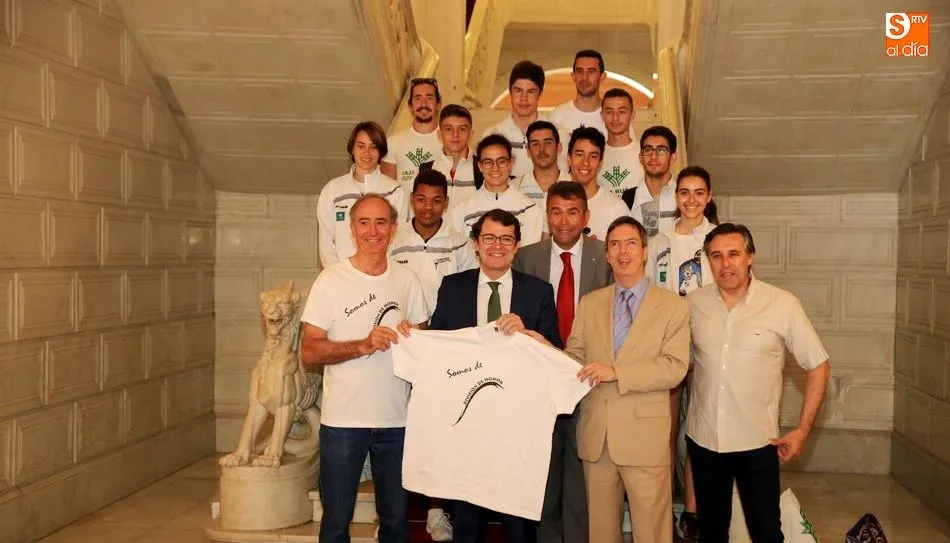 El alcalde de Salamanca, Alfonso Fernández Mañueco, con los representantes del Caja Rural Atlético Salamanca. Foto de Alberto Martín