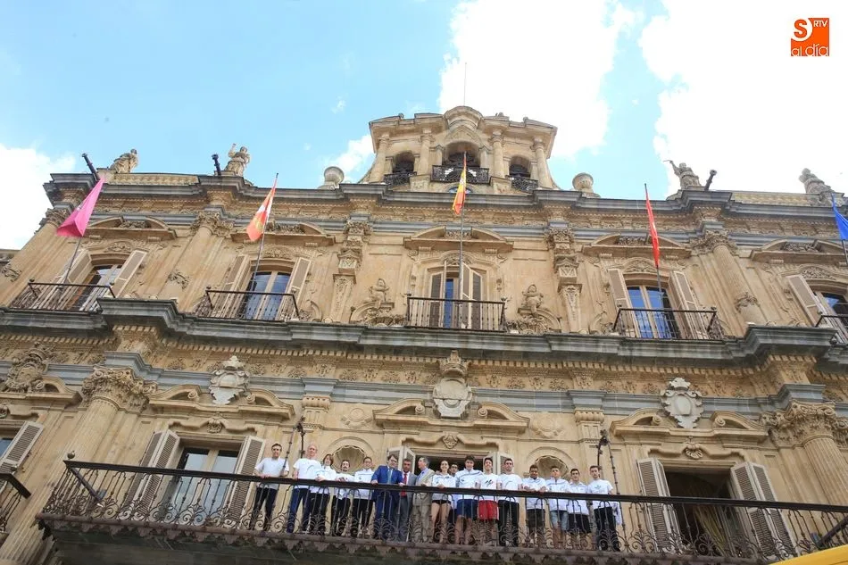 Foto 5 - El Ayuntamiento homenajea al Caja Rural Atl&eacute;tico Salamanca por su ascenso&nbsp;