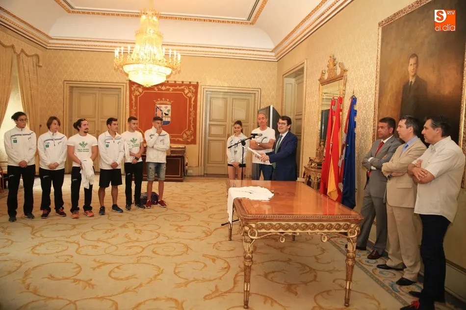 Foto 3 - El Ayuntamiento homenajea al Caja Rural Atl&eacute;tico Salamanca por su ascenso&nbsp;