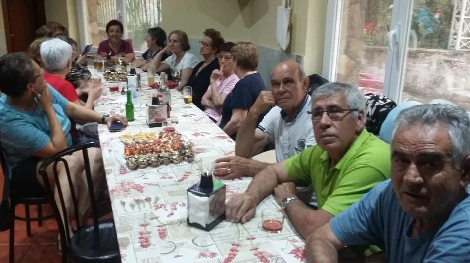 Los alumnos de la clase de yoga en Ciperez agradecen a la monitora su dedicación